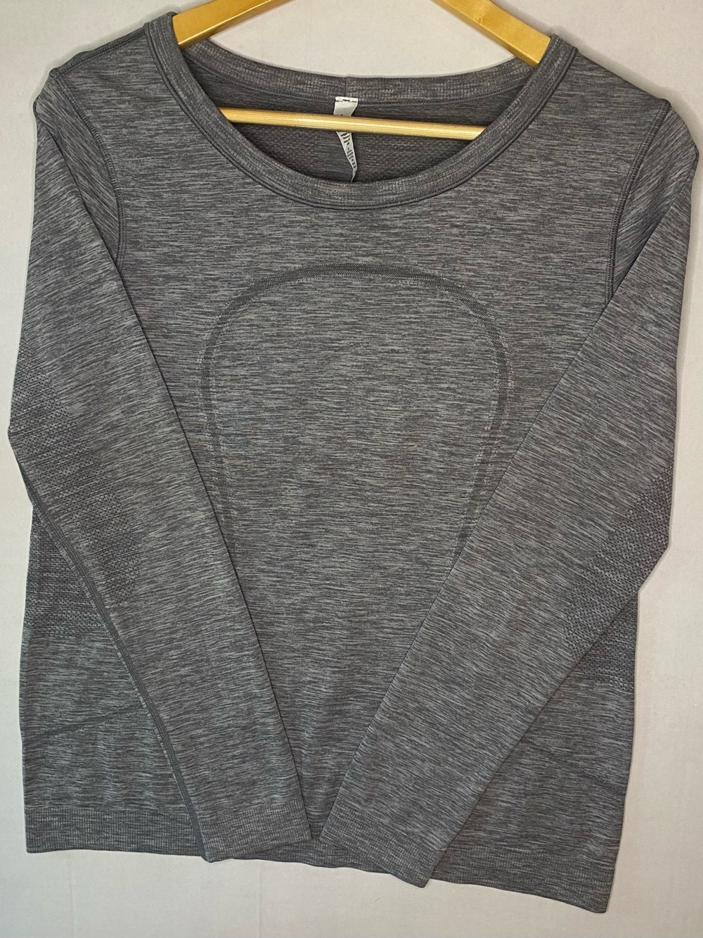 Lululemon Gray Long Sleeve Seamless Athletic Top Women Size 8 Yoga Running